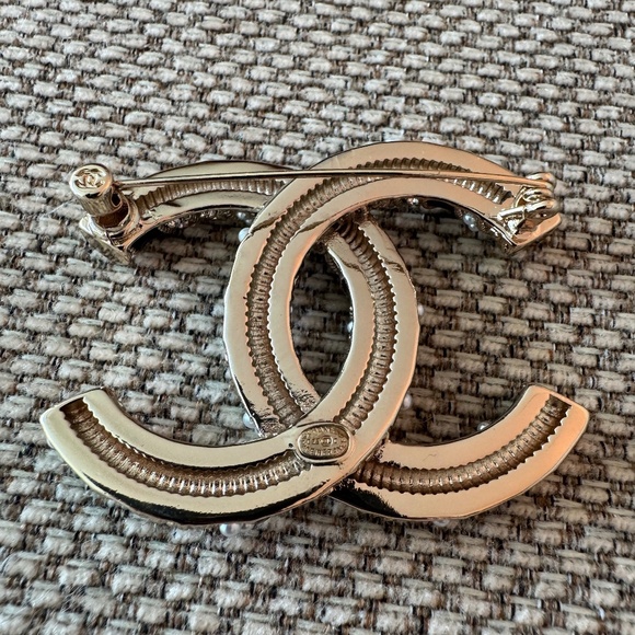 Chanel Cruise Collection 2021 CC Gold Pearl Crystals & Black Enamel Large Brooch - Picture 2 of 2